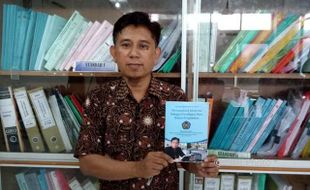 Sutrisna Dikukuhkan Jadi Profesor Pertama di Fakultas Kedokteran UMS   