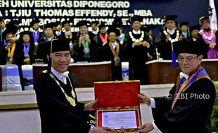 FOTO KAMPUS DI SEMARANG : Undip Anugerahkan Gelar Doktor HC