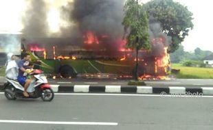 KECELAKAAN SUKOHARJO : Bus Rombongan Study Tour Pelajar SD Sidoarjo Terbakar di Gatak