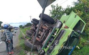 KECELAKAAN KLATEN : Truk Bermuatan Lem Terguling saat Ditinggal Sopir dan Kernet Buang Air Kecil