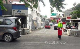 NATAL 2017 : Begini Aksi Supeltas Sinterklas Atur Lalu Lintas di Kalitan Solo