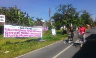 Belum Setuju Ganti Rugi, Warga Solo Terdampak KA Bandara Sampaikan Tuntutan lewat Spanduk