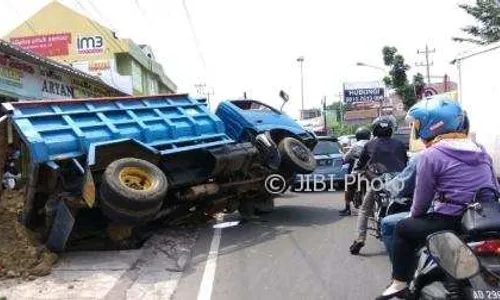 KECELAKAAN SUKOHARJO : Truk Pengangkut Tanah Terguling Bikin Arus Lalu Lintas Bulakrejo Macet