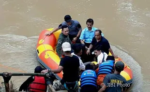 Gara-Gara Badai Cempaka AHY Rela Naik Perahu Karet