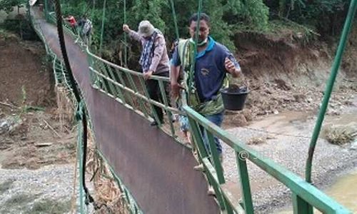 BENCANA PACITAN :  Perjuangan Sukarelawan Antar Bantuan Lewat Jembatan Gantung yang Rusak