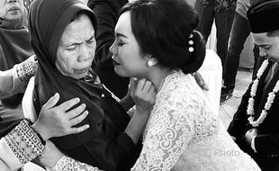 Ibu Idap Alzheimer, yang Dilakukan Putrinya Saat Menikah Bikin Terharu