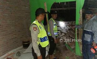 LONGSOR MADIUN : 4 Rumah Warga Rusak Diterjang Longsor