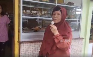 Ibu-Ibu Pengamen Ini Ternyata Bersuara Merdu dan Jago Nyanyi Lagu Shania Twain