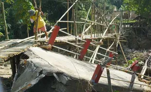 Tak Tunggu Pemerintah, Warga Piyungan Gotong Royong Bangun Jembatan