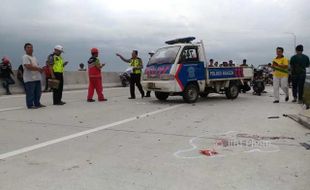 KECELAKAAN SRAGEN : Laka Tol Soker, Motor Vs Truk 1 Jiwa Melayang