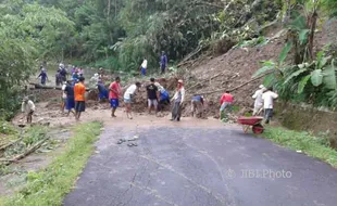 Tanah Longsor Paksa Puluhan Warga Mengungsi