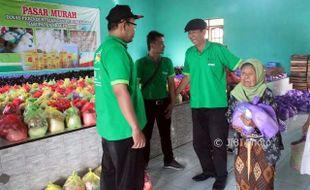 Nenek Saliyem Jalan Kaki 1 Km Demi Beli Sembako Murah di Sumberlawang Sragen