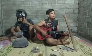 Pakai Helm, Sekop & Ember, Cover Lagu Bintang di Surga Ini Bikin Ngakak