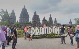 LIBUR AKHIR TAHUN : Candi Prambanan Dipadati Puluhan Ribu Wisatawan