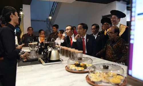 Presiden Jokowi Mendadak Mampir Cafe Fisipol UGM, Minum Kopi Rp13.500