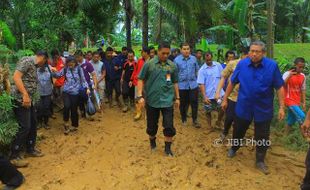 SBY Kunjungi Keluarganya yang Jadi Korban Banjir Pacitan