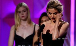 Menangis, Selena Gomez Dedikasikan "Women of the Year" untuk Sahabat