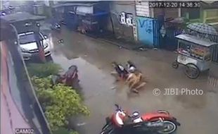 Bonceng Tiga Plus Ugal-Ugalan, Video Ini Banjir Sindiran Warganet