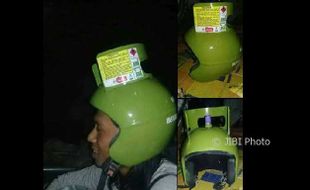 FOTO VIRAL: Kocak, Pria Ini Pakai Helm Modifikasi Tabung Gas Melon