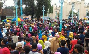 MAULID NABI 2017: Datang Selepas Subuh, Nenek Parinem Pingsan saat Tunggu Gunungan