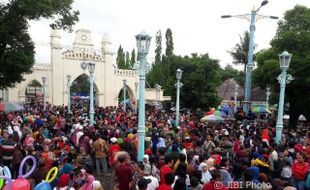 FOTO MAULID NABI 2017: Tunggu Gunungan, Warga Padati Masjid Agung Solo