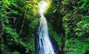 WISATA NGAWI : Pengunjung Air Terjun Srambang Membeludak