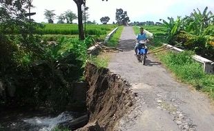 INFRASTRUKTUR BOYOLALI : Jembatan di Jipangan Banyudono Ambrol Tergerus Air Sungai