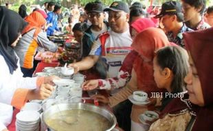 HARI IKAN NASIONAL : 10.000 Porsi Olahan Ikan Digratiskan, Tak Sampai 1 Jam Ludes