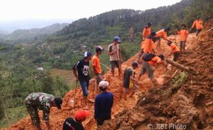 Jalan Purwoharjo Wonogiri ke Jatim Tertutup Longsor Setinggi 10 Meter