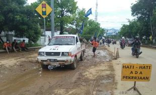 BENCANA PACITAN : Lumpur Dampak Banjir Masih Tutupi Sebagian Jalan dan Selokan