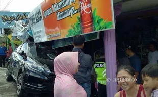 KECELAKAAN SLEMAN : Sedang Diparkir, Mobil Tertabrak Hingga Masuk Emper Toko