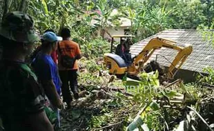 2 Alat Berat Diturunkan untuk Tangani Longsor Prambanan