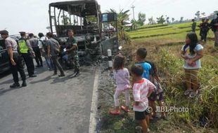 Supir Masih Dicari, Apa Penyebab Tabrakan Bus dan Motor di Jalan Wates?