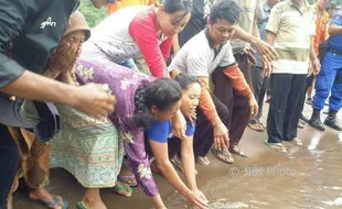 KECELAKAAN LAUT : Keluarga Remaja Tenggelam Gelar Doa di Pantai Baron Berharap Korban Segera Ditemukan