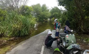 LIBUR AKHIR TAHUN : Nekat Lewat Genangan Air di Jalur Pantai Depok, Sepeda Motor Wisatawan Macet