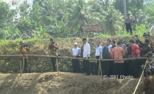 Kunjungi Lokasi Terdampak Banjir, Presiden Jokowi Janjikan Perbaikan Jembatan Selesai 3 Bulan