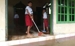 Hari Terakhir UAS di Sekolah Korban Banjir, Siswa Kerja Bakti