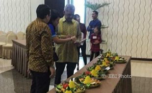 HARI IBU : Uji Kekompakan Ibu dan Anak dengan Lomba Tumpeng