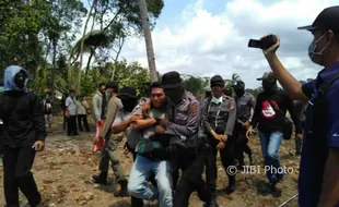 Alat Berat Robohkan Pohon dalam Pembersihan Lahan Bandara, Warga : Bangga Koe?