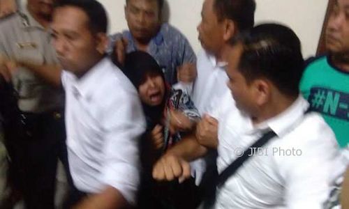 Keluarga Mahasiswi yang Dibunuh di Selokan Kalibawang Histeris Ingin Pukul Pelaku