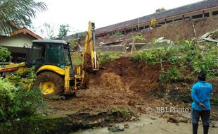 BENCANA KULONPROGO : Talut Depan Sekolah Ini Sudah 3 Kali Longsor