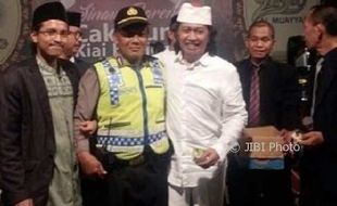 KISAH UNIK : Datang ke Pengajian Cak Nun, Polisi di Kudus Dihadiahi Umrah