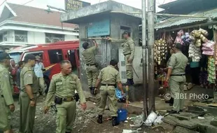 Tertibkan Lapak PKL Ambarawa, Satpol PP Semarang Dicerca