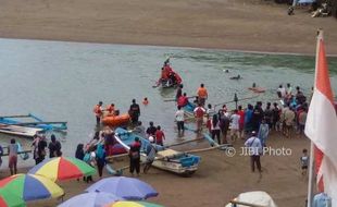 KECELAKAAN LAUT : Berenang di Aliran Sungai Pantai Baron, Seorang Pelajar Hilang