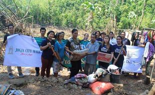 The Rich Jogja dan JCM Bantu Korban Banjir di Gunungkidul