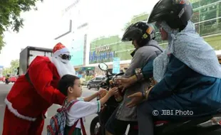 NATAL 2017 : Pelajar TK Santo Bernadus Madiun Bagi-Bagi Bingkisan ke Pengguna Jalan