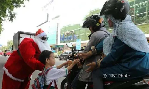 NATAL 2017 : Pelajar TK Santo Bernadus Madiun Bagi-Bagi Bingkisan ke Pengguna Jalan