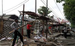 PKL SOLO : Sudah Ditertibkan, PKL Jl. Adisucipto Nekat Kembali Berjualan di Trotoar