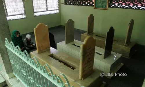 3 Makam Ulama Keturunan Habib Ali di Masjid Riyadh Solo