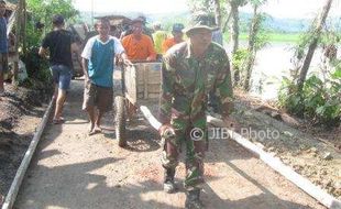 BANJIR SUKOHARJO : Tanggul Saluran Irigasi Jebol Banjiri Puluhan Hektare Sawah di Weru